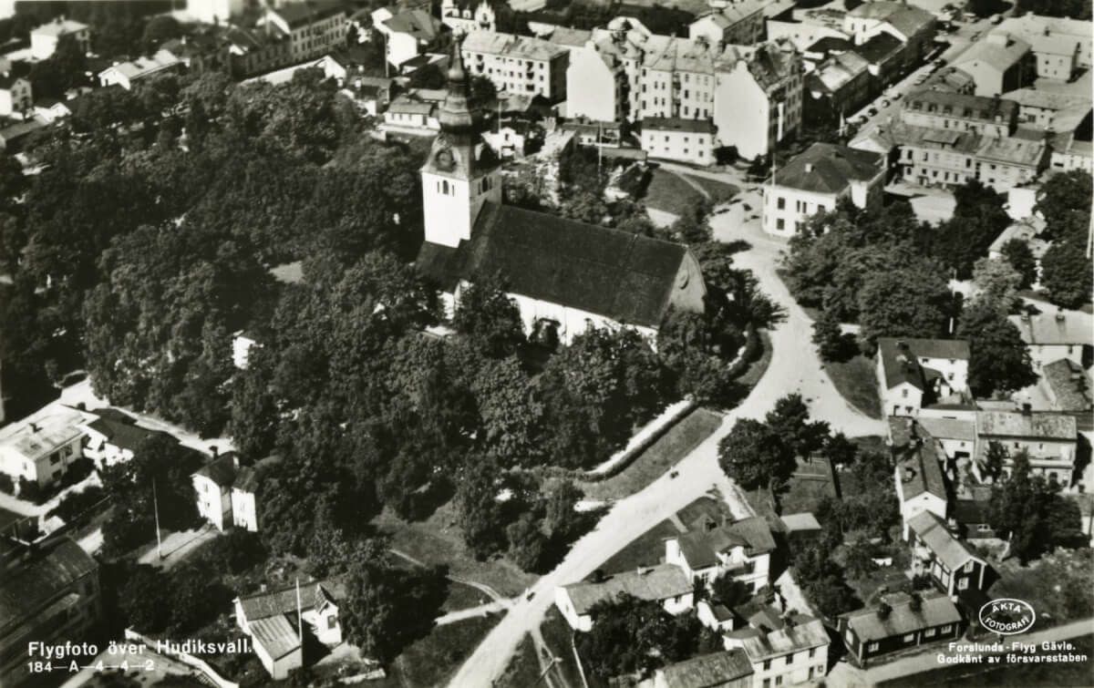 Flygfoto över Hudiksvalls stad.
