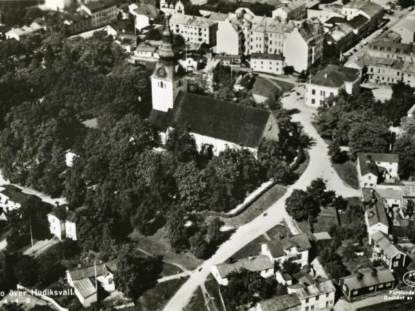 Flygfoto över Hudiksvalls stad.