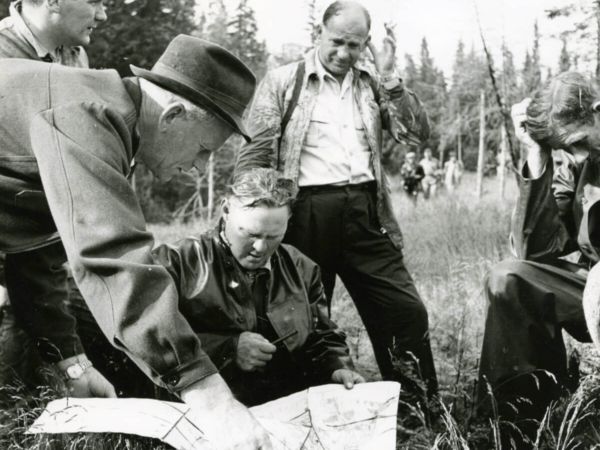 Delar av en skallgångskedja tittar på en karta.
