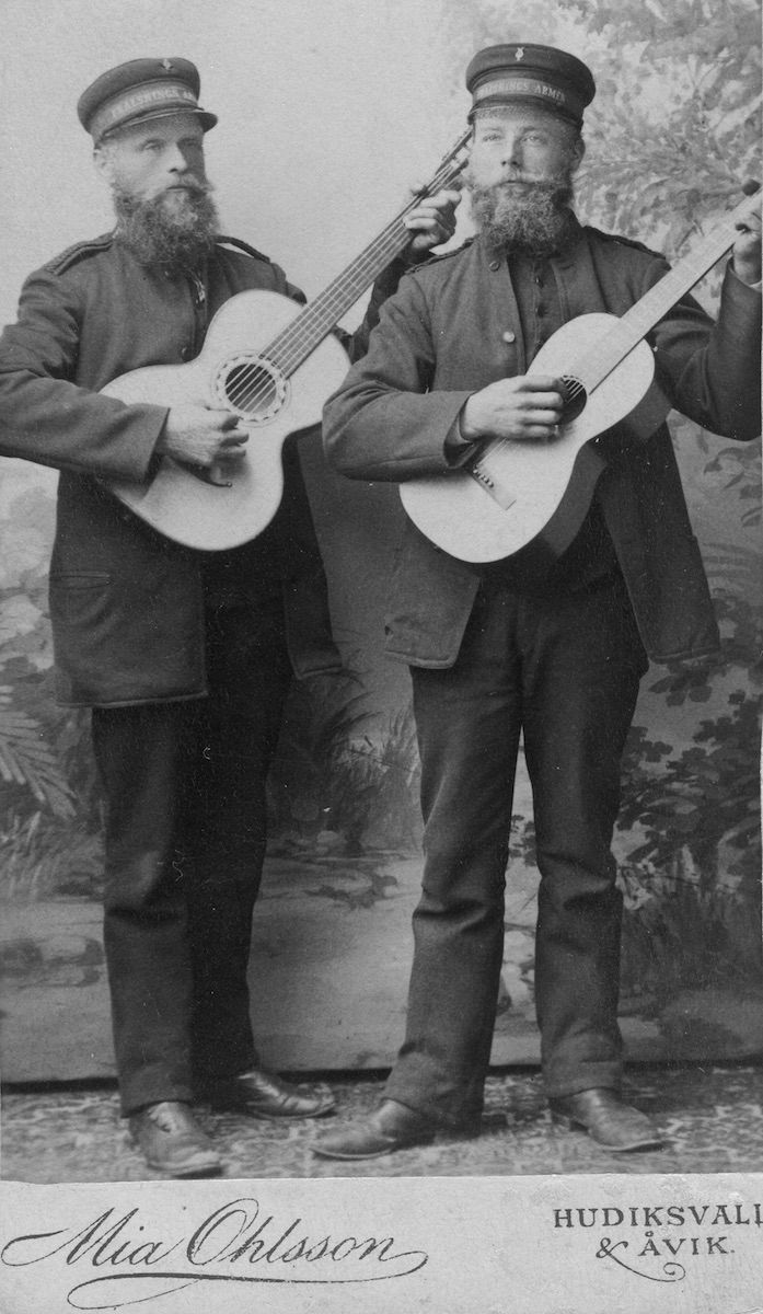 Två gitarrspelande män