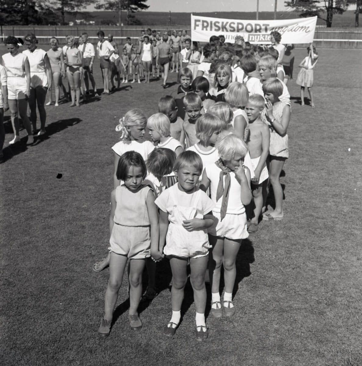 Barn på led vid ett Frisksport evenemang.