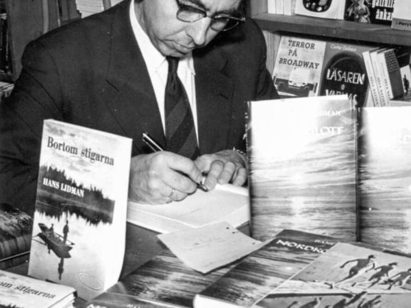 Hans Lidman signerar böcker
