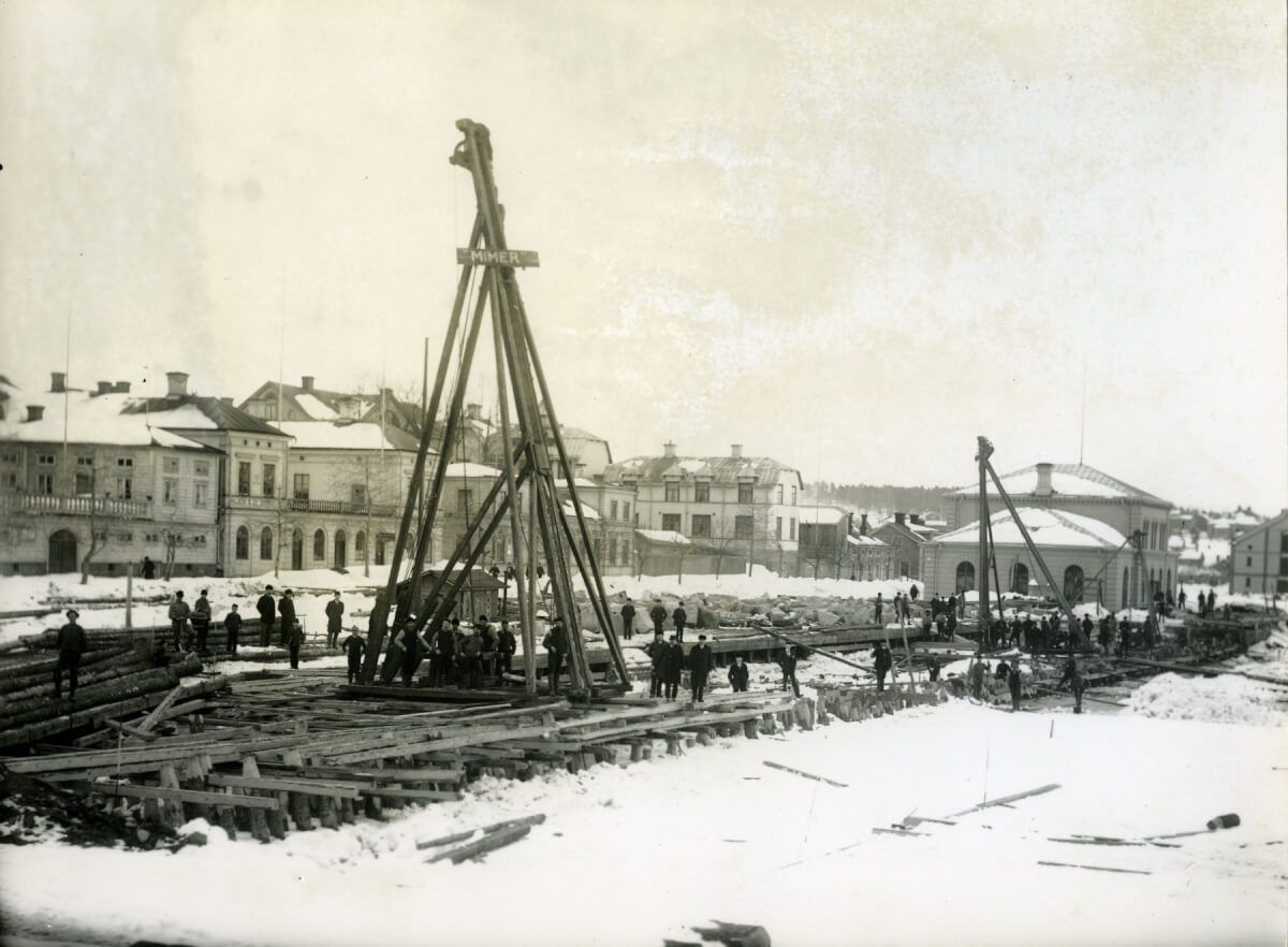 Luftkranar vid ett bygge i Hudiksvalls hamn.
