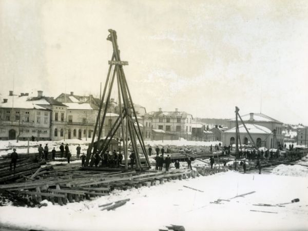 Luftkranar vid ett bygge i Hudiksvalls hamn.