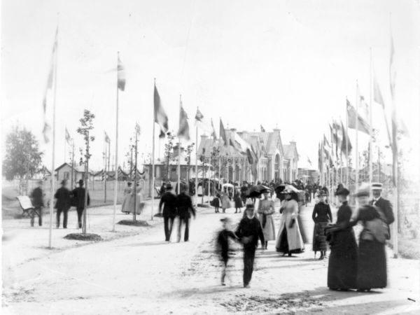 Invigningsfest för järnvägsstationen i Hudiksvall.