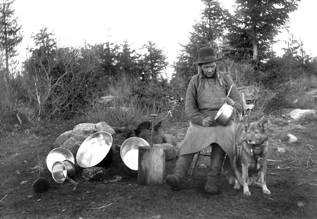 Man med hund och kastruller.