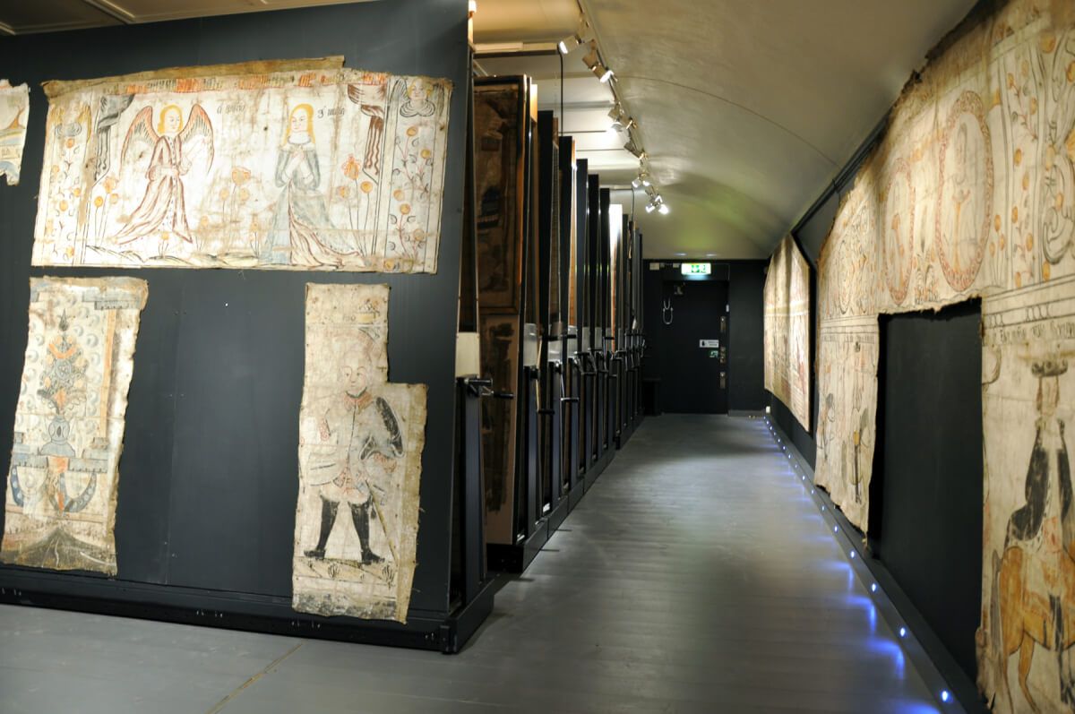 Visningsmagasin för väggmåleri vid Hälsinglands museum.